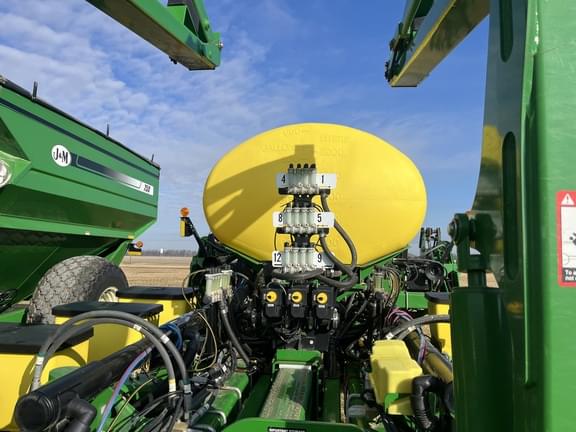 Image of John Deere 1775 equipment image 4