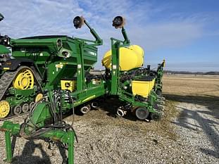 2015 John Deere 1775 Equipment Image0