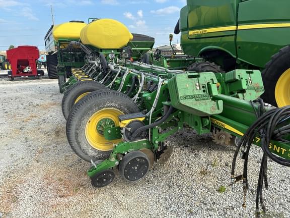 Image of John Deere 1775 equipment image 1