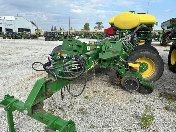 Image of John Deere 1775 equipment image 1