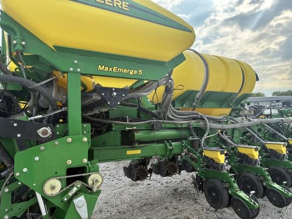 Image of John Deere 1775 equipment image 3