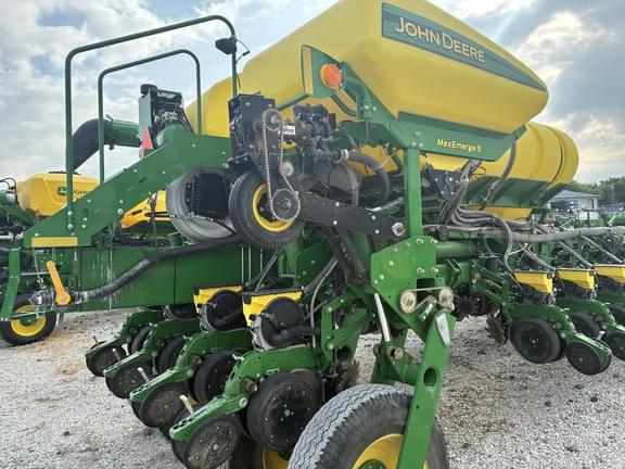 Image of John Deere 1775 equipment image 4