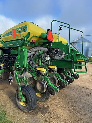 Image of John Deere 1775 equipment image 2