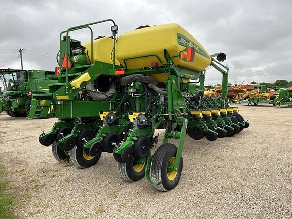 Image of John Deere 1775 equipment image 2