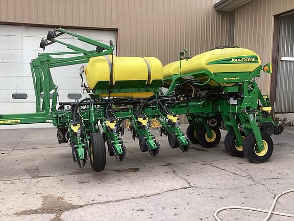 Image of John Deere 1775 equipment image 4