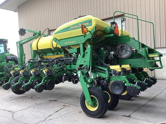 Image of John Deere 1775 equipment image 3
