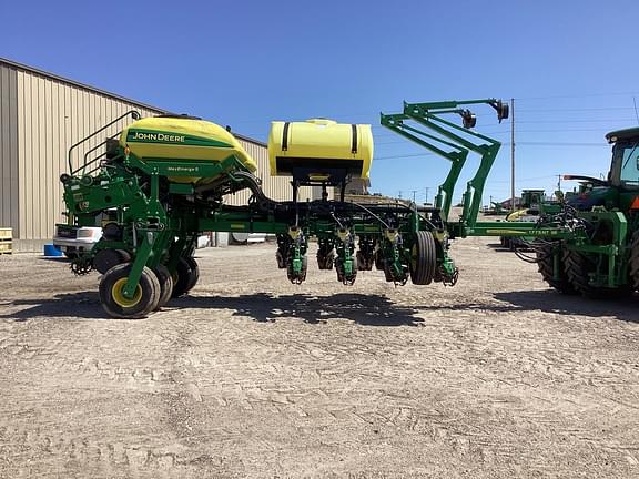 Image of John Deere 1775 equipment image 3