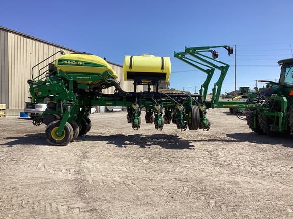 Image of John Deere 1775 equipment image 3