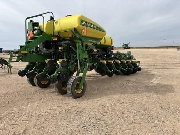 Image of John Deere 1775 equipment image 4