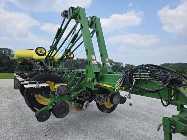 Image of John Deere 1775 equipment image 3