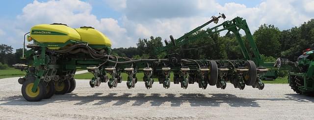 Image of John Deere 1775 equipment image 4