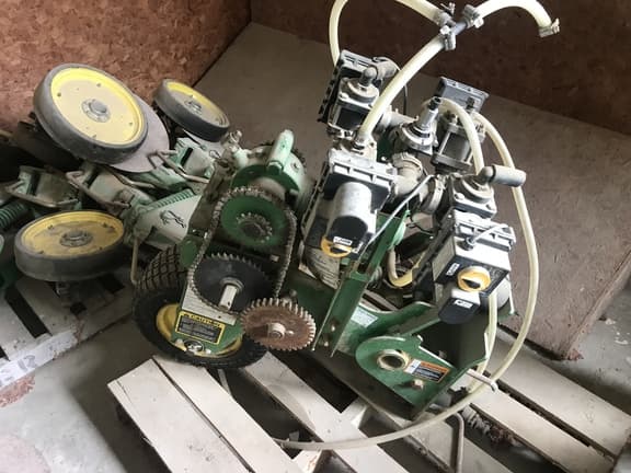 Image of John Deere 1790 equipment image 2