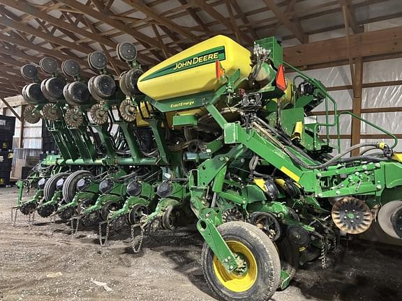 Image of John Deere 1795 equipment image 1