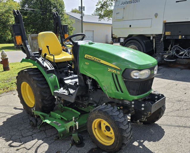 Image of John Deere 2025R equipment image 4