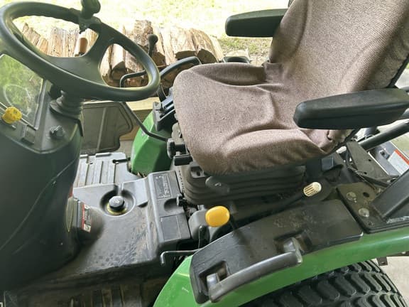 Image of John Deere 2025R equipment image 3