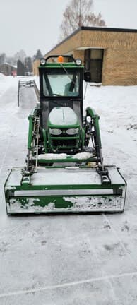 Image of John Deere 2032R equipment image 2