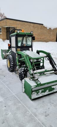 Image of John Deere 2032R equipment image 1