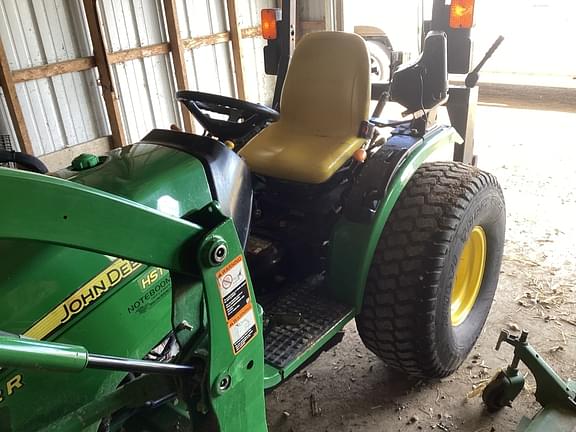 Image of John Deere 2032R equipment image 1