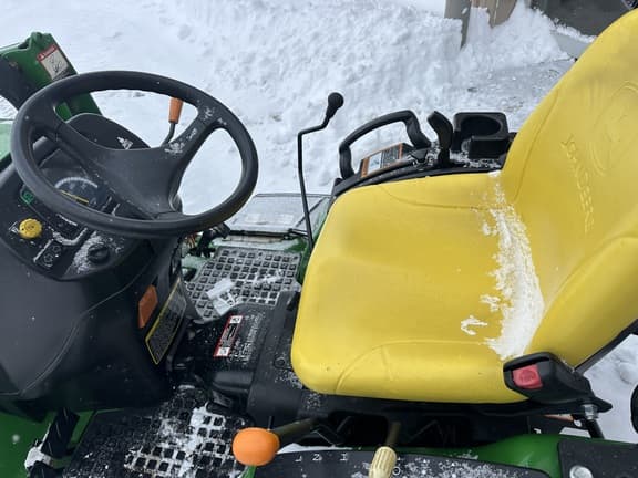 Image of John Deere 2032R equipment image 4