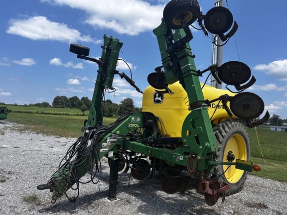 2014 John Deere 2510L Equipment Image0