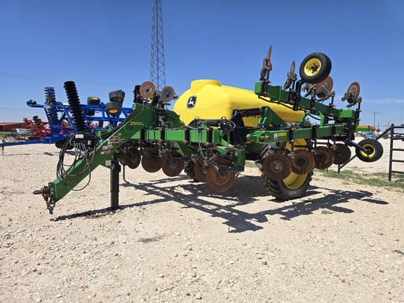 2014 John Deere 2510L Equipment Image0