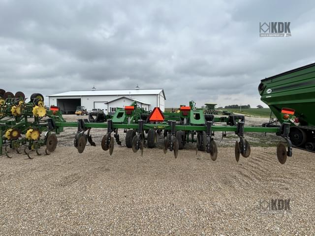 Image of John Deere 2700 equipment image 4