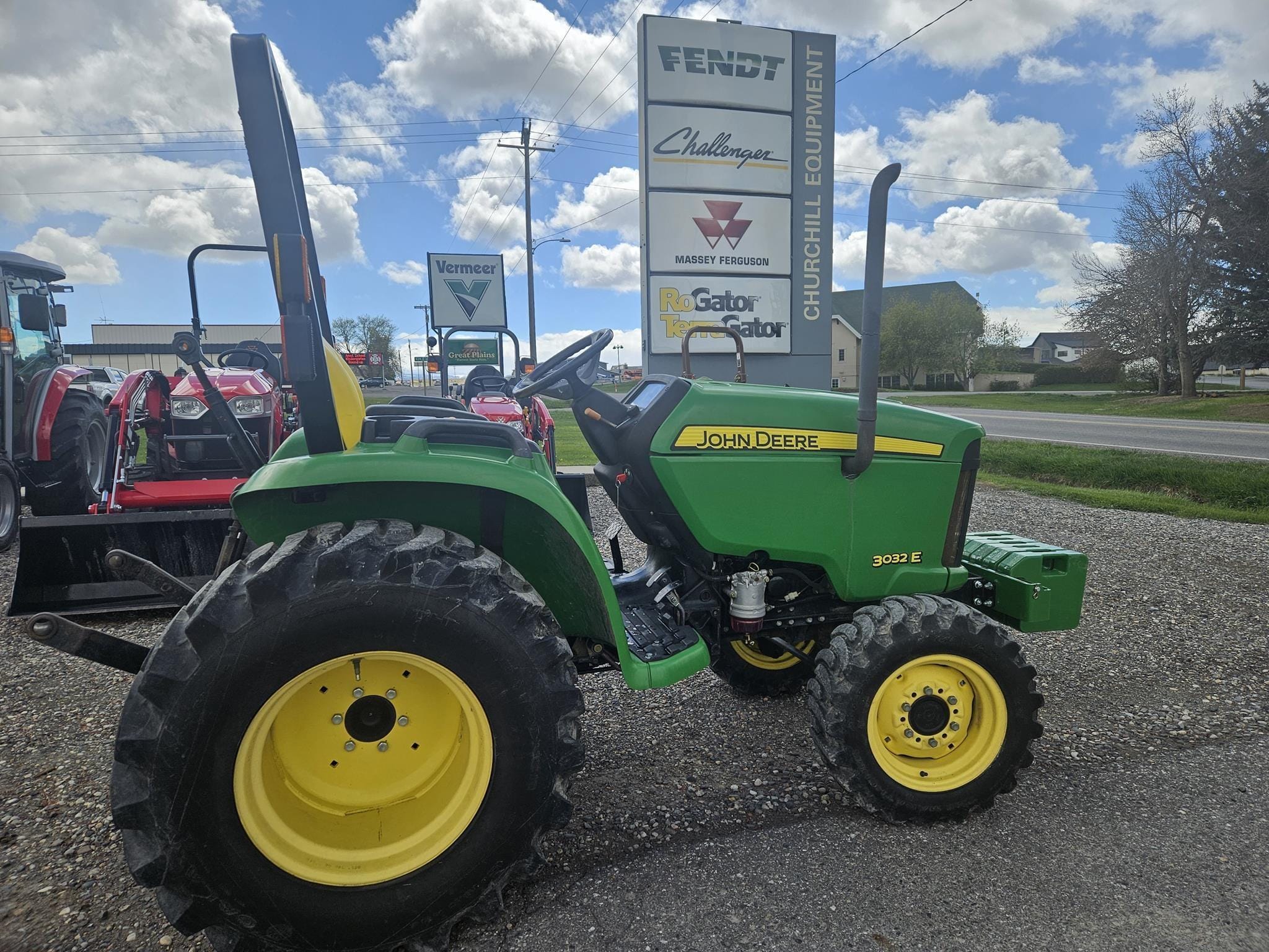 2014 John Deere 3032E Equipment Image0