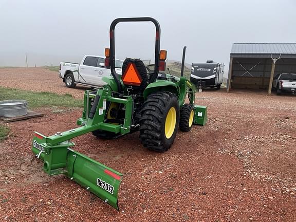 Image of John Deere 3032E equipment image 4
