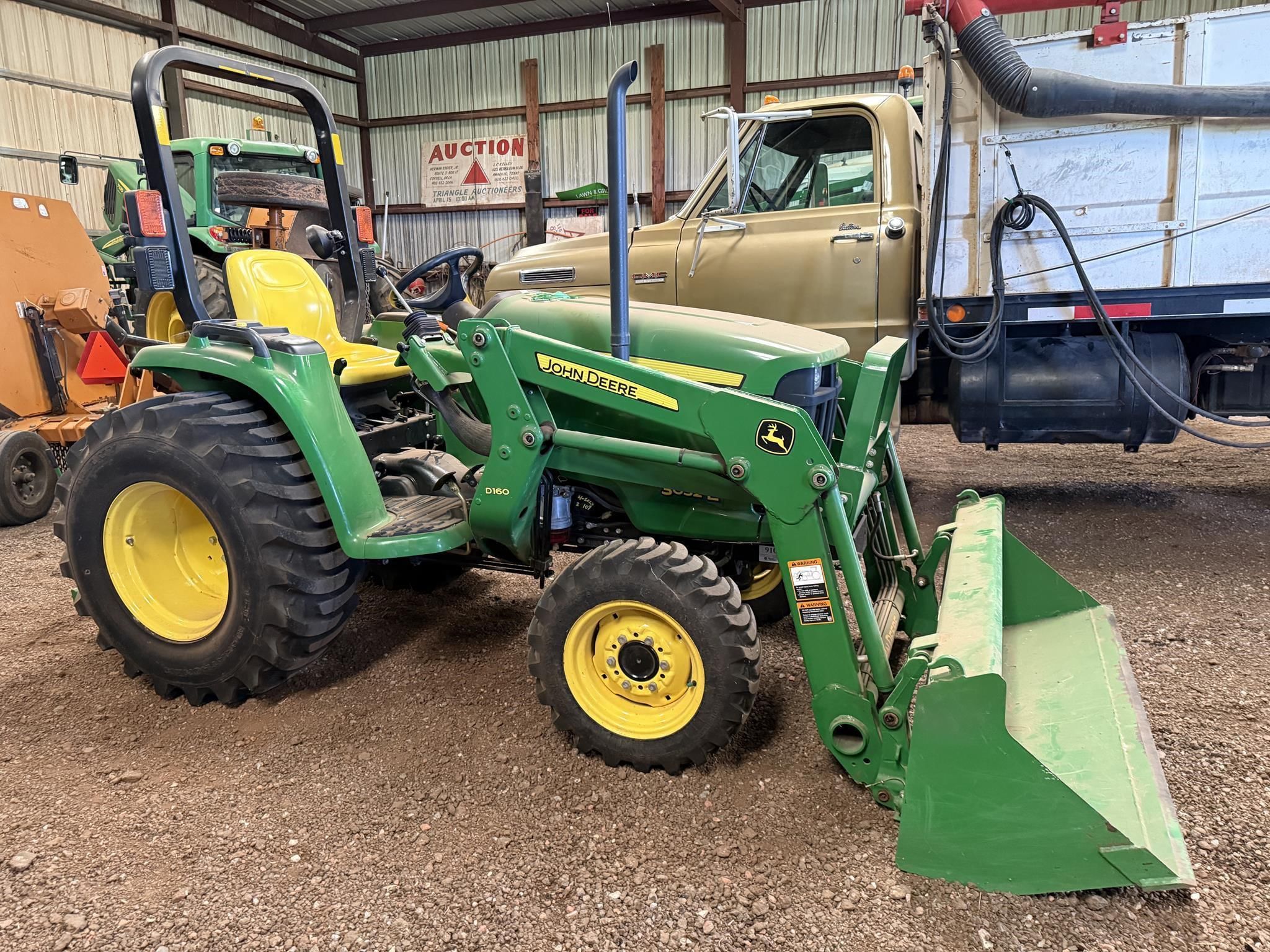 2014 John Deere 3032E Equipment Image0