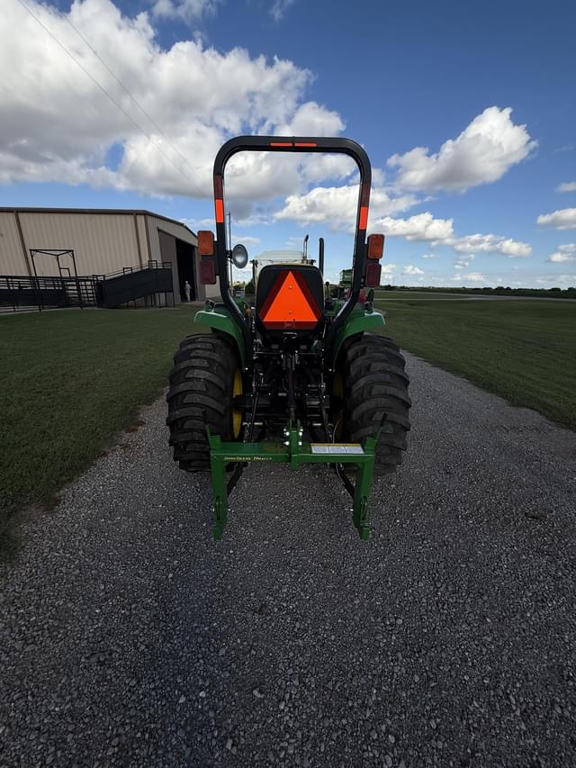 Image of John Deere 3032E equipment image 4