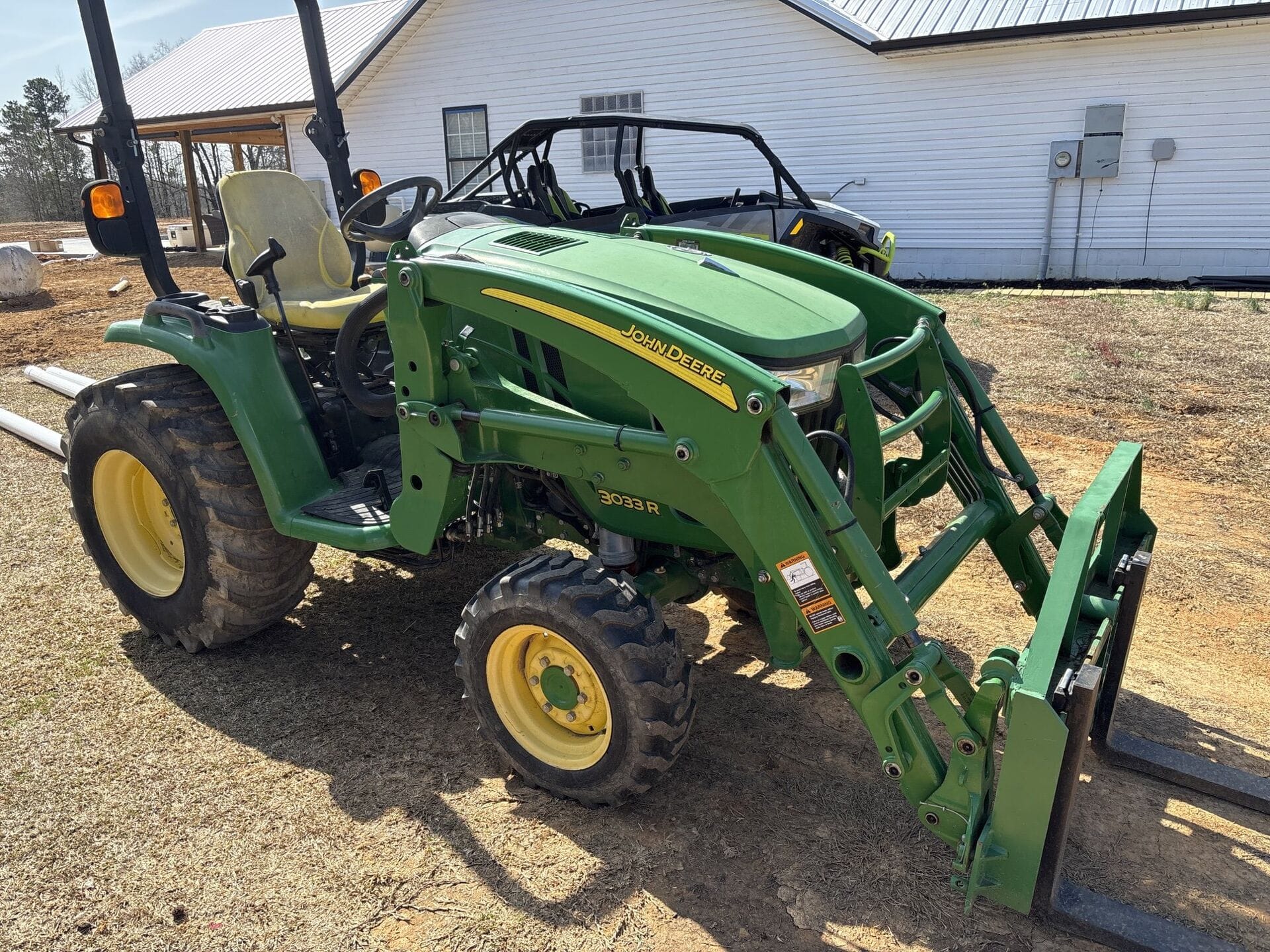 2014 John Deere 3033R Image