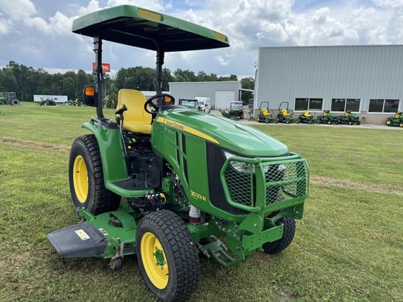 Image of John Deere 3033R equipment image 4