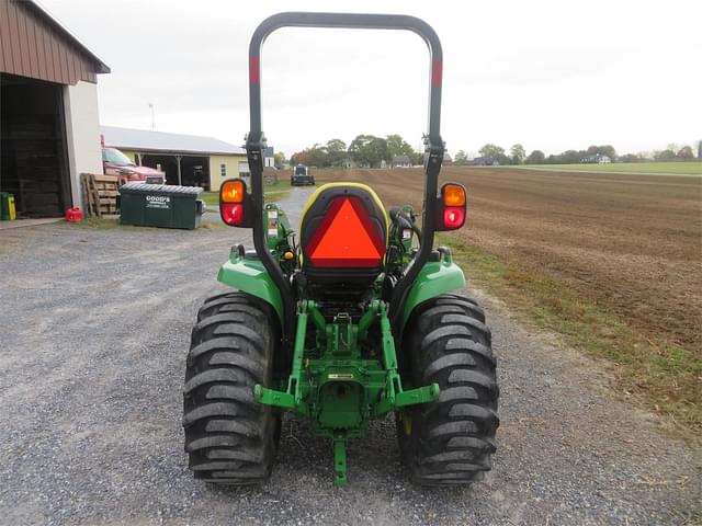 Image of John Deere 3033R equipment image 3