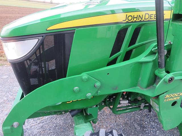 Image of John Deere 3033R equipment image 4