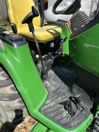 Image of John Deere 3033R equipment image 3