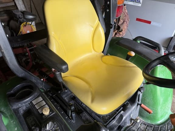 Image of John Deere 3033R equipment image 4