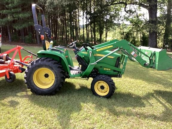 Image of John Deere 3038E equipment image 4