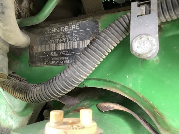 Image of John Deere 3039R equipment image 4