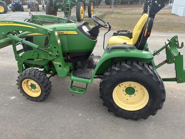 Image of John Deere 3039R equipment image 3