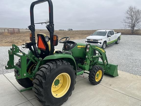 Image of John Deere 3039R equipment image 4