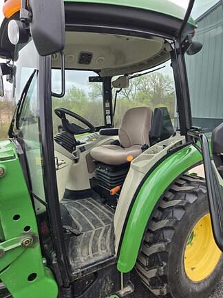 Image of John Deere 3046R equipment image 4