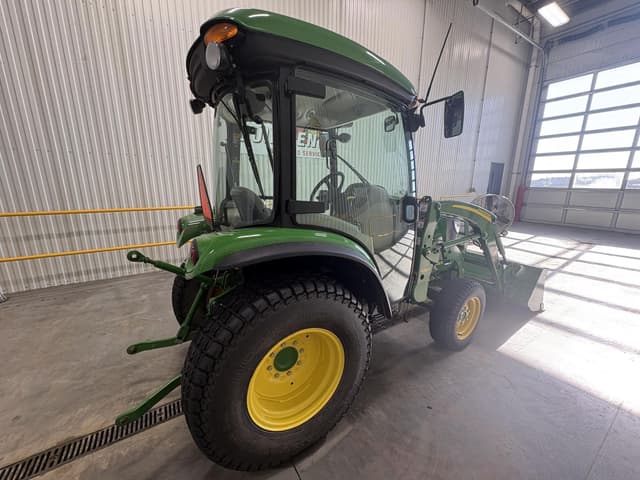 Image of John Deere 3046R equipment image 4