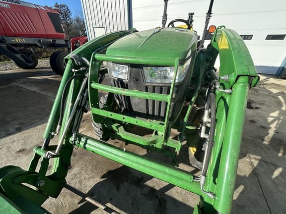 Image of John Deere 3046R equipment image 3