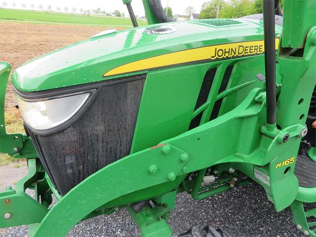 Image of John Deere 3046R equipment image 4