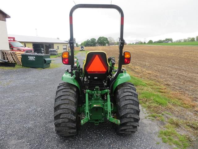 Image of John Deere 3046R equipment image 3