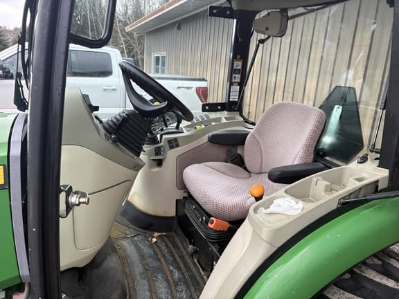 Image of John Deere 3046R equipment image 4