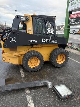 Image of John Deere 320E equipment image 3