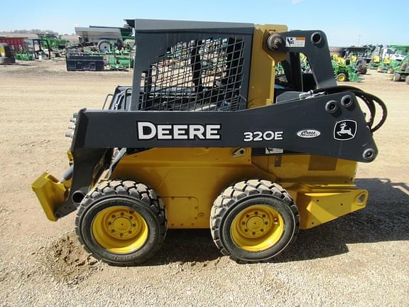 Image of John Deere 320E equipment image 4