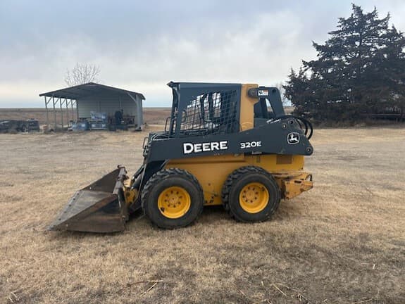 Image of John Deere 320E equipment image 3