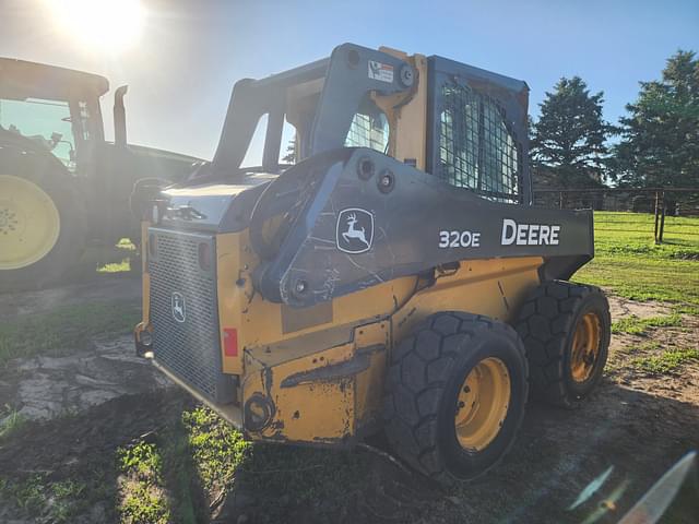 Image of John Deere 320E equipment image 3